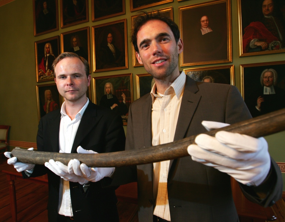 Dr. Danny Weber übergibt den Walpenis an Dr. Frank D. Steinheimer, Leiter des Projekts »Naturkundliches Universitätsmuseum« der MLU. Foto: Maike Glöckner